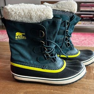 Sorel women’s size 8.5 green canvas